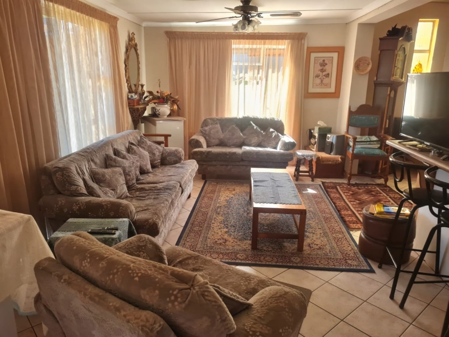 6 Bedroom Property for Sale in Generaal De Wet Free State